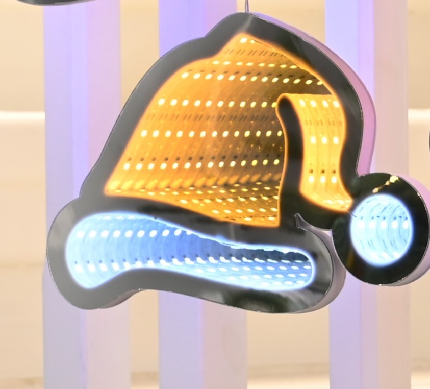 Infinity Light Christmas Garland - 6 Santa Hats - Multicoloured
