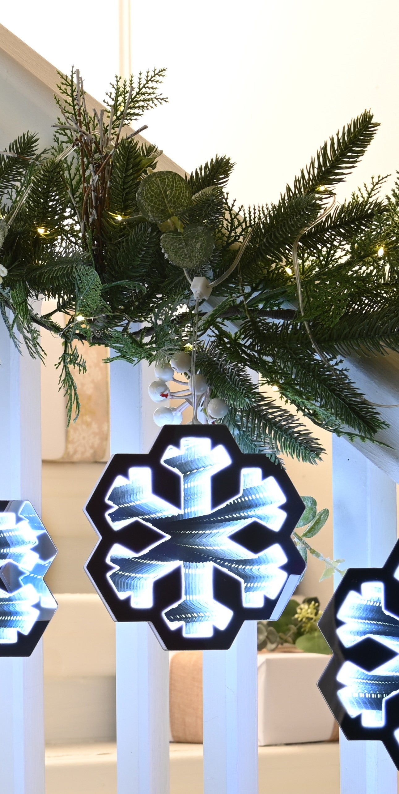 Infinity Light Christmas Garland - 6 Snowflakes - Ice White