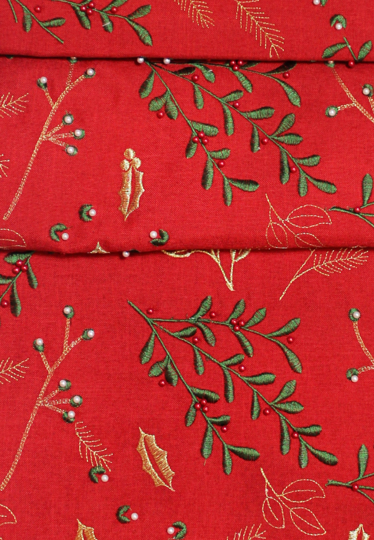 Peggy Wilkins Berry Beads Christmas Table Runner in Red
