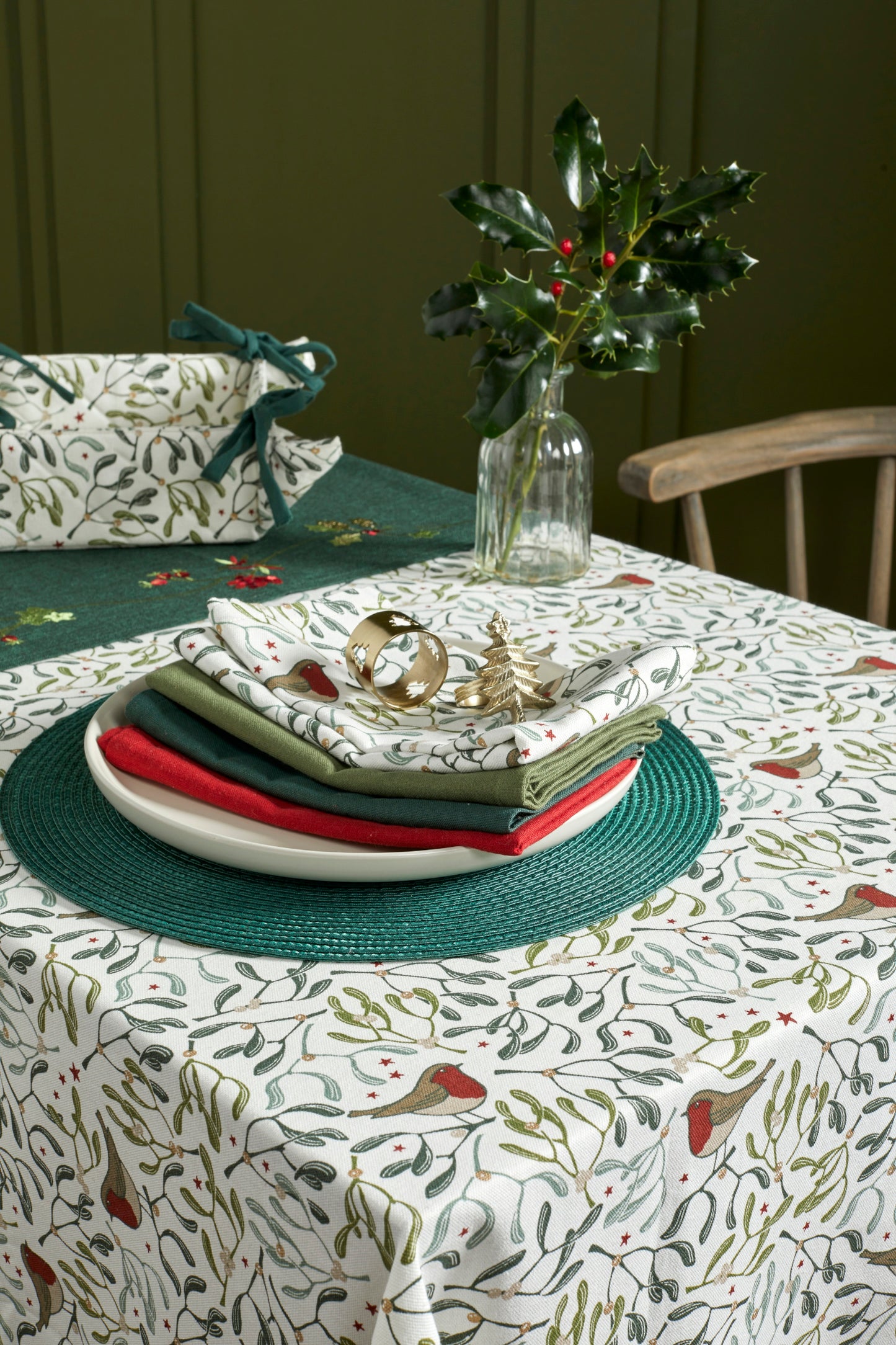 Walton and Co Robins and Mistletoe Christmas Tablecloth 100cm X 100cm